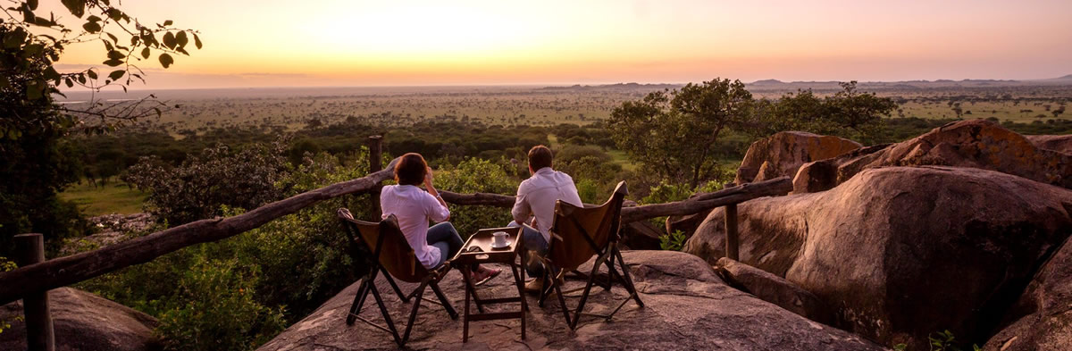alloggi-per-safari-in-tanzania Coppia seduta al tramonto