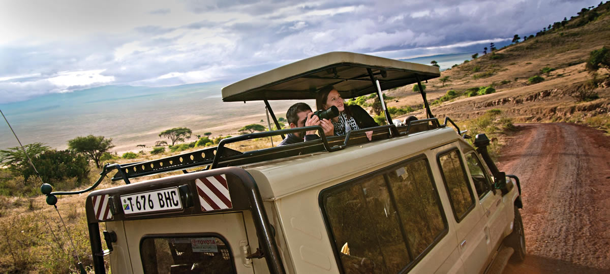 safari-tanzania Turisti su Fuoristrada
